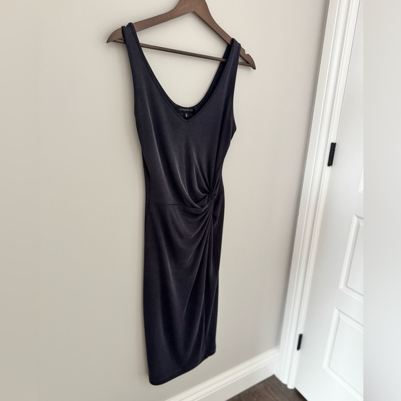 Elegant Grey Dress - Picture 4 of 5